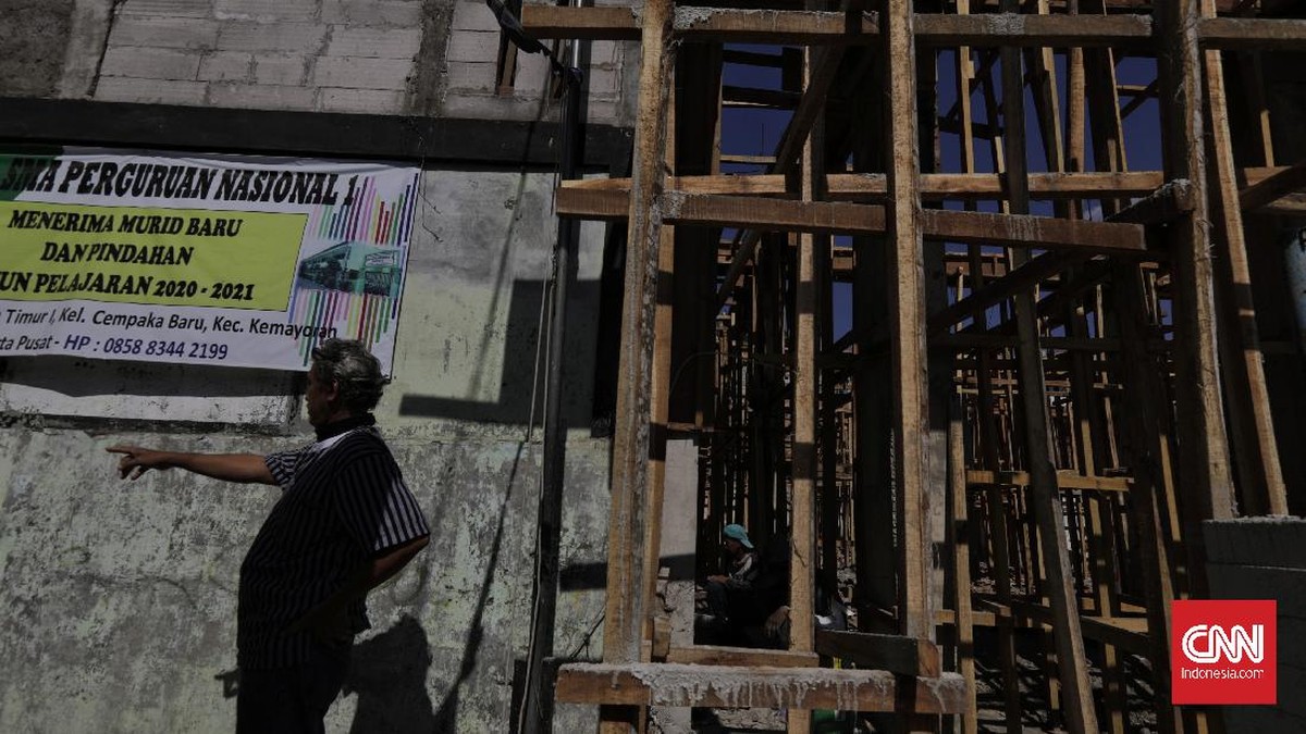 FOTO: Renovasi Sekolah Halangi Akses Rumah Warga di Jakpus