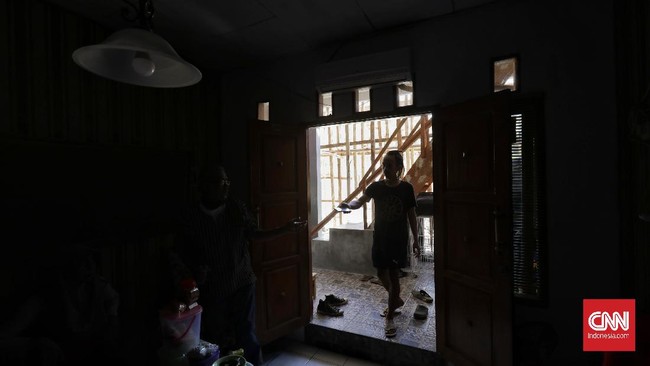 FOTO: Renovasi Sekolah Halangi Akses Rumah Warga di Jakpus