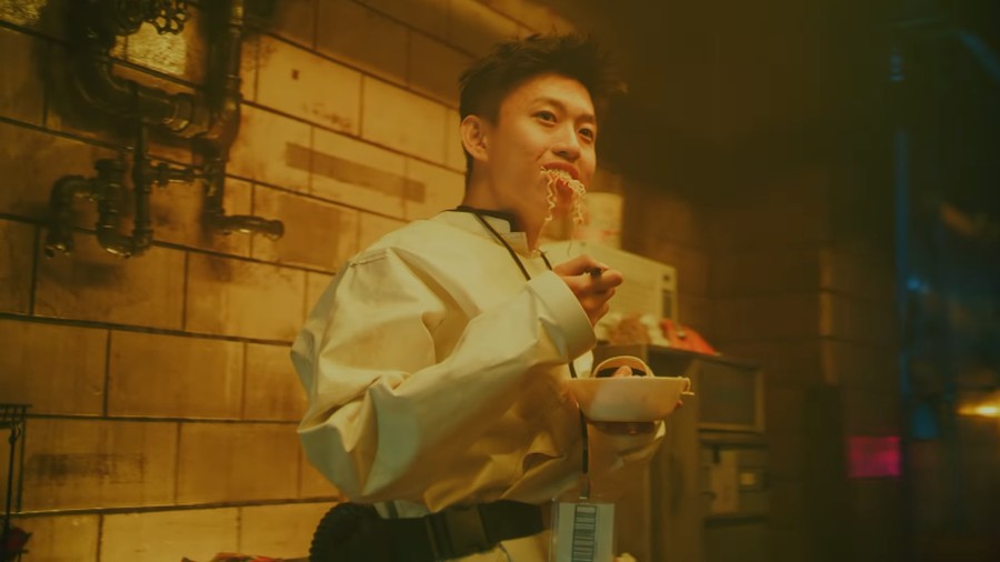 Rich Brian Makan Indomie