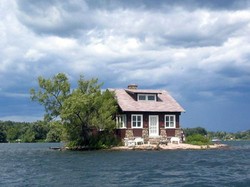 Penampakan Satu-satunya Rumah di Pulau Terkecil di Dunia, Unik atau Seram?