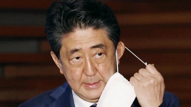 Eks Perdana Menteri Jepang Shinzo Abe dilaporkan jatuh setelah tertembak saat berpidato di Nara, barat Jepang, pada Jumat (8/7).