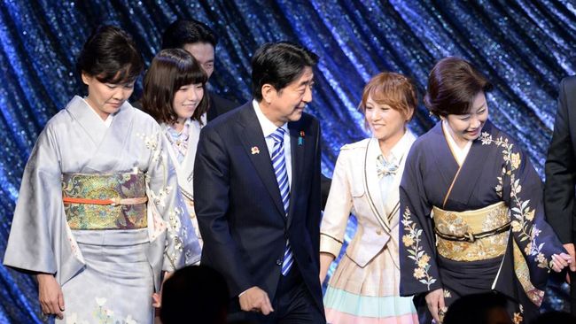Shinzo Abe meninggalkan jejak di banyak lini ketika mundur pada Jumat (28/8). Di lini hiburan, Abe akan diingat karena melibatkan AKB48 dalam iklan militer.