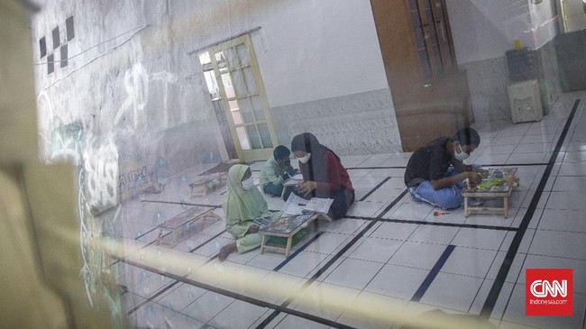 FOTO: Kelas Dadakan PJJ di Musala dan Sanggar Petamburan