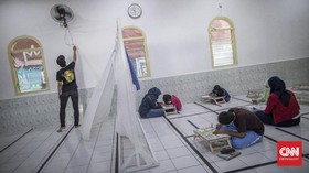 FOTO: Kelas Dadakan PJJ di Musala dan Sanggar Petamburan