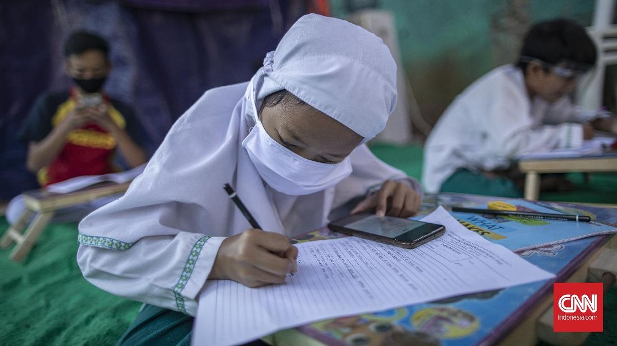 FOTO: Kelas Dadakan PJJ di Musala dan Sanggar Petamburan