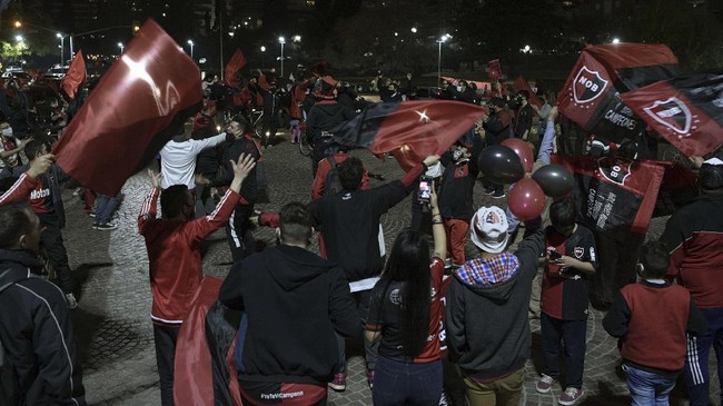 Suporter Newell's Old Boys melakukan aksi demonstrasi damai memohon Lionel Messi kembali ke klub pertamanya tersebut.