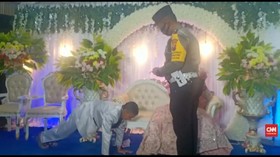 VIDEO: Tak Pakai Masker, Pengantin Dihukum Push-Up