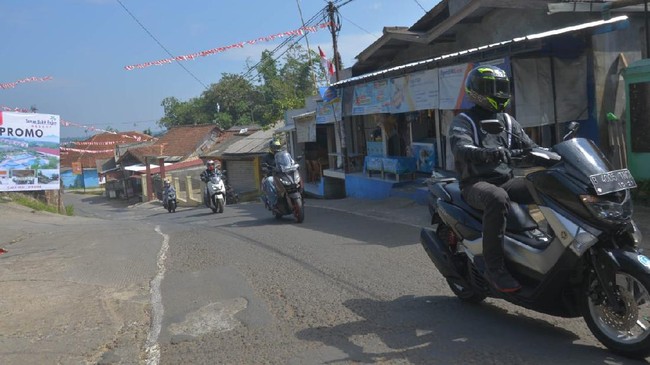 Komunitas pembesut Maxi Series Yamaha merayakan hari Kemerdekaan Indonesia ke-75 dengan menggelar touring dan aksi sosial di Bogor, Jawa Barat.
