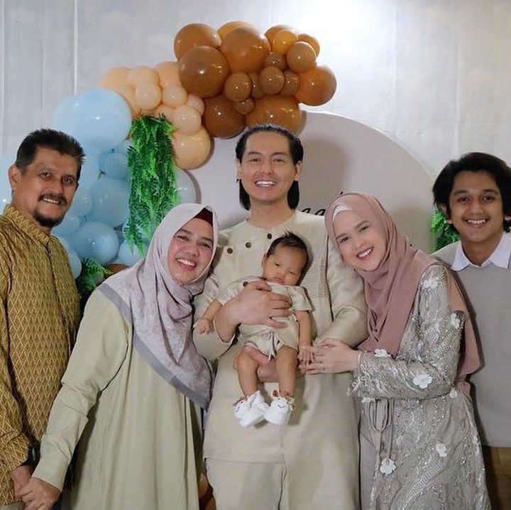 <p>Melihat kondisi pandemi, maka acara akikahnya hanya dihadiri oleh keluarga terdekat saja, Bunda. (Foto: Instagram @cutratumeyriska)</p>