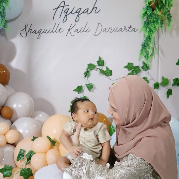 <p>Shaquille foto bersama sang Bunda, Cut Meyriska. Terpesona sama Bunda ya, Nak? (Foto: Instagram @shaquillekailidanuarta)</p>