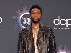 Viral Foto Chadwick Boseman Jenguk Pasien saat Dia Sendiri Menderita Kanker