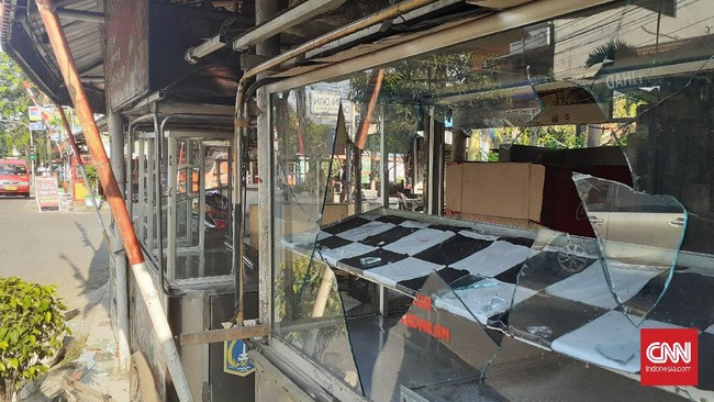 Para PKL di kawasan sekitar Arundina, Cibubur, berharap ganti rugi atas perusakan oleh oknum-oknum yang tidak bertanggung jawab tersebut.
