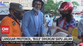 VIDEO: Langgar Protokol, 'Bule' Dihukum Sapu Jalan