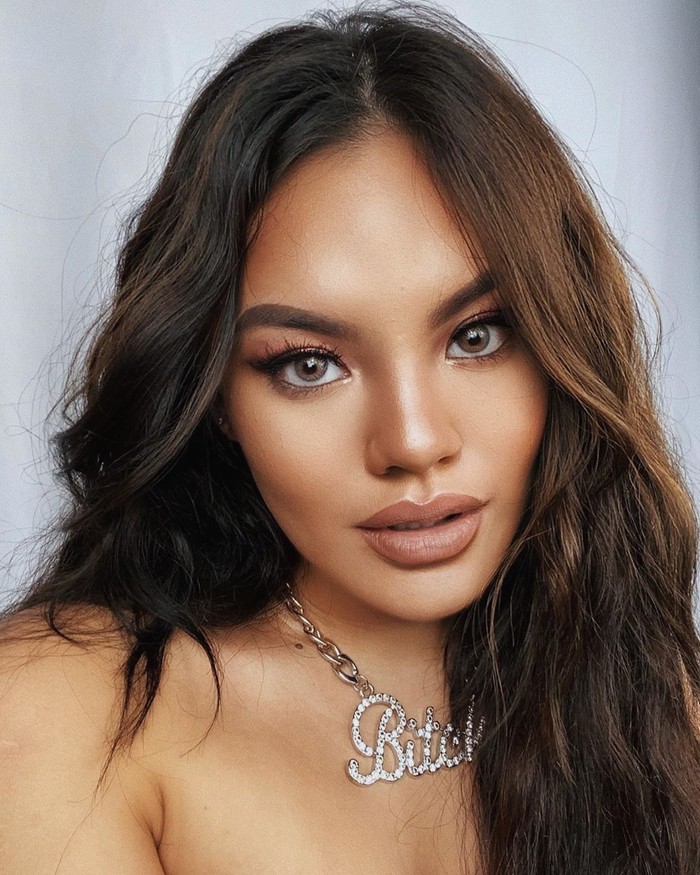 Riasan makeup anak pasangan Sarlita Mukti dan Faisal Harris itu disebut warganet mirip dengan bintang Kylie Jenner. Apalagi ketika ia mengaplikasikan bold makeup dengan contour on point yang menunjukkan tulang pipi serta bibir tebalnya yang seksi. (Foto: www.instagram.com/shafaharris)