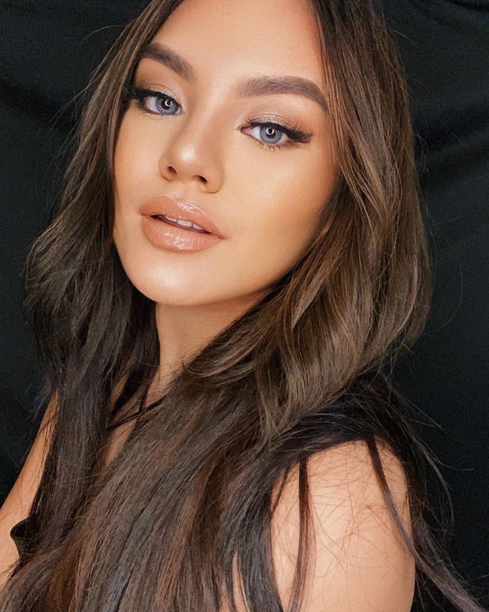 Sama dengan Kylie Jenner yang menyukai dan kerap mengaplikasikan lipstik nude, Shafa juga menggunakan lipstik nude pada makeup ini yang membuat riasannya makin mirip dengan ibu Stormi Webster itu. Terlihat juga kulit sawo matang yang menjadikan Shafa terlihat lebih stunning! (Foto: www.instagram.com/shafaharris)