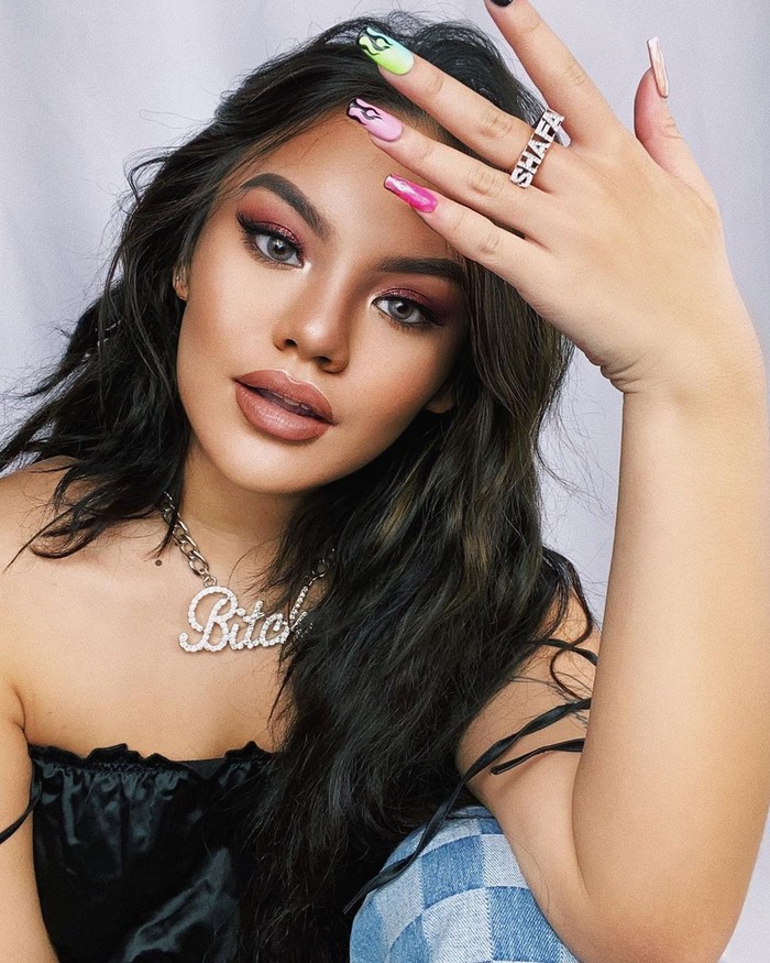 Tak hanya pipi dan bibir, riasan mata serta alis Shafa Harris juga dibilang mirip Kylie. Penampilan mantan kekasih Bastian Steel itu tampak semakin menawan dan elegan dengan bulu mata palsu yang lentik serta super tebal. Untuk riasan wajah, Shafa memang condong menggunakan shading yang tajam di bagian pipi hidung dan dahi. Trik ini menjadikan wajahnya terlihat lebih tirus. (Foto: vwww.instagram.com/shafaharris)