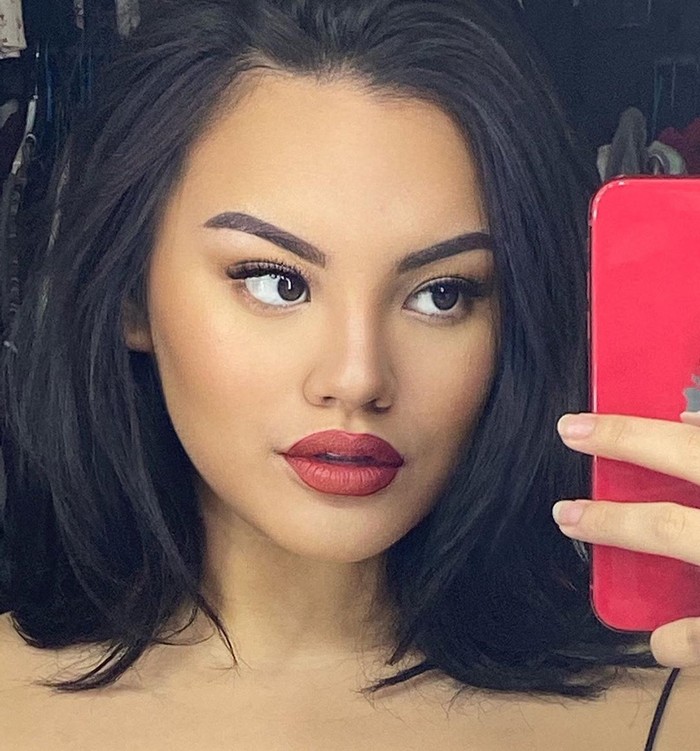 Ketika memakai lipstik merah, Shafa juga dibilang mirip dengan Kylie. Remaja yang viral dan terkenal karena melabrak Jennifer Dunn itu tampak seksi melakukan selfie mirror menunjukkan hasil makeup-nya.  (Foto: www.instagram.com/shafaharris)