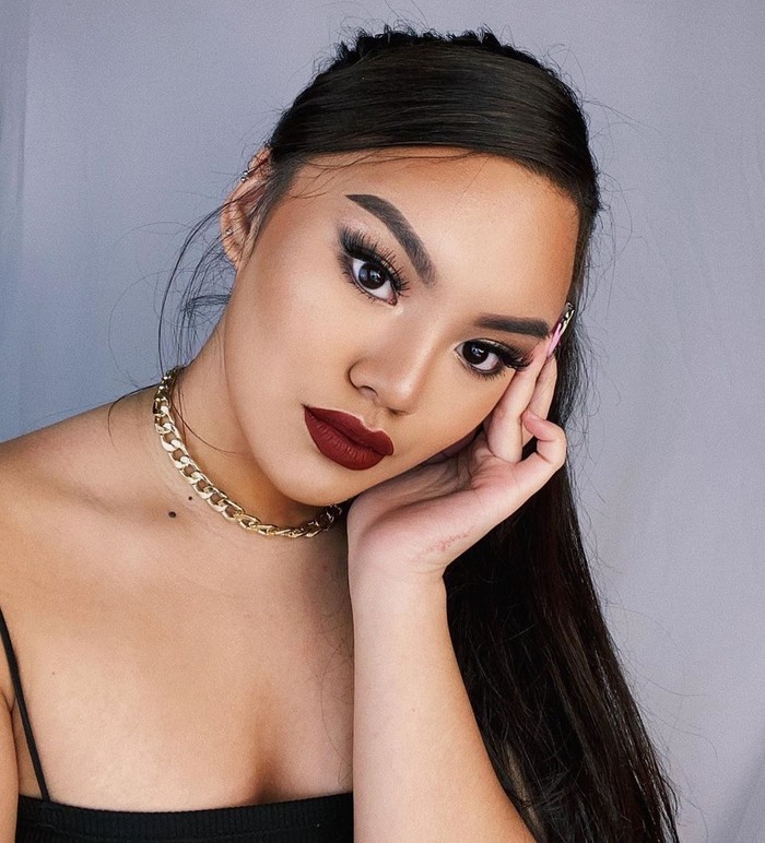 Sejak beberapa bulan belakangan, Shafa Harris kerap membagikan potret dirinya dengan riasan wajah yang cetar. Ia mengaplikasikan bold makeup dengan pilihan warna yang berbeda dalam setiap penampilannya. Penampilannya juga dipercantik dengan gaya rambut pony tail. (Foto: www.instagram.com/shafaharris)