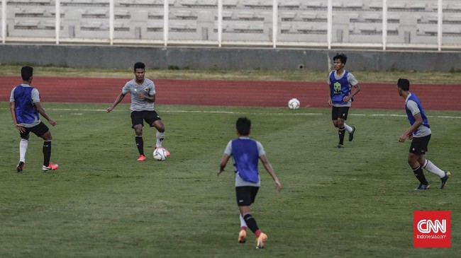 Timnas Indonesia U-19 berupaya membenahi konsentrasi di menit-menit akhir jelang laga uji coba lawan Bosnia Herzegovina, Jumat (25/9).