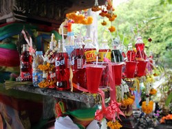 Unik! Minuman Bersoda Jadi Menu Wajib Sesajen di Thailand