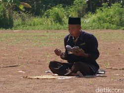 Tak Hanya Salat Sendirian di Lapangan, Pria  Ini Juga Ngaji dan Zikir
