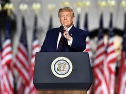 Trump Ejek Joe Biden yang Pakai Masker Menggantung di Telinga