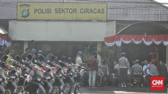 Prada M. Ilham diduga menyebarkan hoaks dirinya dikeroyok, yang memicu penyerangan Polsek Ciracas, Sabtu (29/8) dini hari.