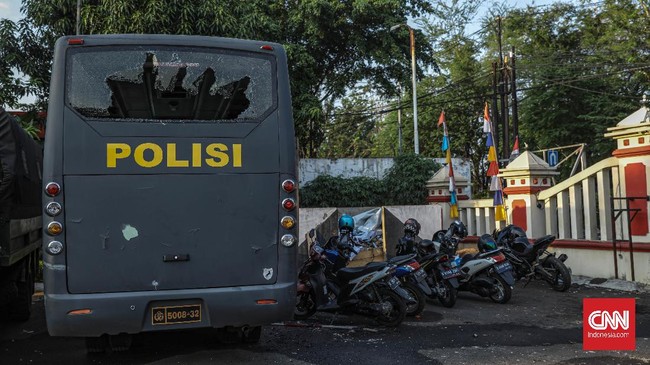 Layanan Polsek Ciracas telah dibuka kembali seperti biasa. Sentra Pelayanan Kepolisian Terpadu juga dijaga oleh sejumlah polisi yang bertugas.