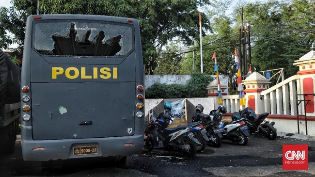 Penyerang Polsek Ciracas menganiaya dua anggota Polri yang tengah berpatroli. Dua anggota tersebut kini harus dirawat di RS Kramatjati.