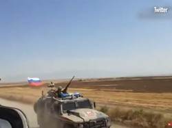 Momen Menegangkan Mobil Militer AS dan Rusia Saling Gasak di Suriah