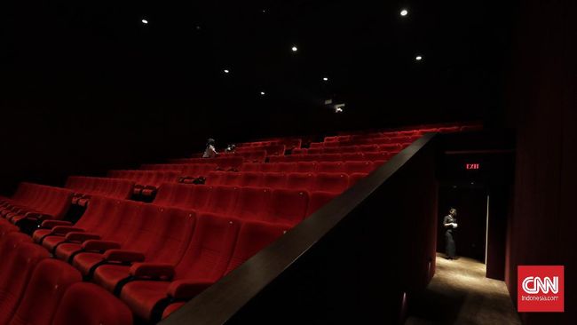 Pemerintah mewajibkan penonton menggunakan aplikasi PeduliLindungi saat hendak masuk ke bioskop.