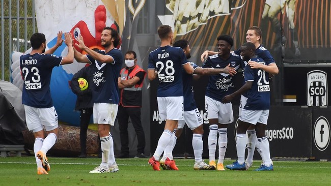 Bordeaux menyodok ke peringkat kedua Liga Prancis usai mengalahkan tuan rumah Angers SCO 2-0 di Stadion Raymond Kopa, Minggu (30/8).