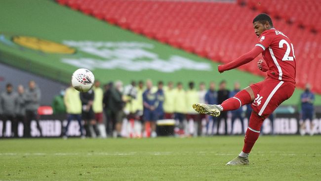 Brewster Buat Liverpool Kalah, Klopp Mengaku Salah Pelatih Liverpool Jurgen Klopp mengatakan pantas disalahkan usai Rhian Brewster gagal mengeksekusi penalti lawan Arsenal di Community Shield.