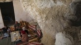 FOTO: Warga Palestina Tinggal di Gua Setelah Diusir Israel Sejumlah warga Palestina di utara tepi Barat terusir dari rumah mereka yang dirampas dan dihancurkan Israel. Mereka kini tinggal di gua.