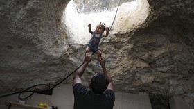 FOTO: Warga Palestina Tinggal di Gua Setelah Diusir Israel