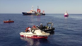 Kapal Sumbangan Banksy Selamatkan Imigran di Mediterania