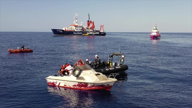 Louise Michel, bekas kapal angkatan laut Prancis yang dibeli oleh Banksy, memulai operasi perdananya di Laut Mediterania pada Sabtu (29/8).