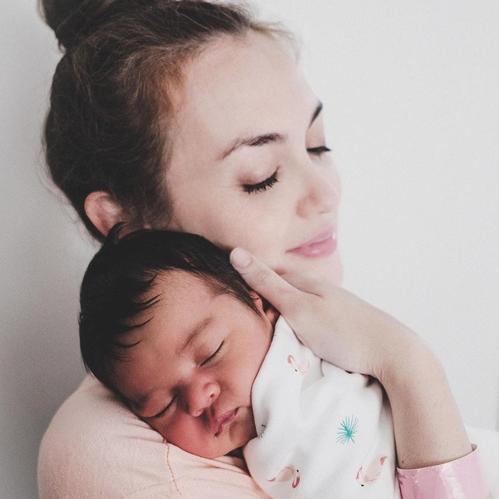 <p>Dengan kelahiran putri pertamanya, Rianti Cartwright tampak sangat menikmati peran barnya sebagai ibu lho, Bunda. (Foto: instagram @casalfonso, @riantic)</p>