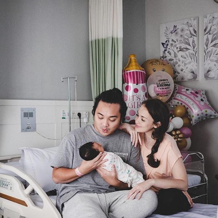 <p>Setelah menanti selama 9 tahu, Rianti Cartwright dan suminya, Cas Alfonso Nainggolan akhirnya menyambut kelahiran anak pertama mereka pada 25 Juli 2020. (Foto: instagram @casalfonso, @riantic)</p>