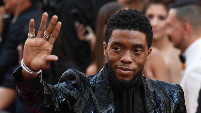 Mendiang aktor Chadwick Boseman diketahui menyembunyikan penyakit kanker kolon dari Marvel Studios agar bisa syuting Black Panther 2.