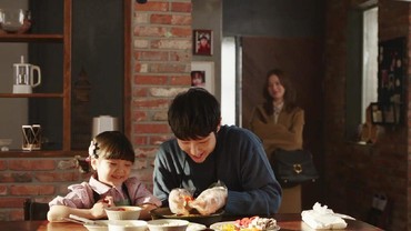 img-title Perasaan Lee Joon Gi Perankan Sosok Ayah di DraKor 'Flower of Evil'