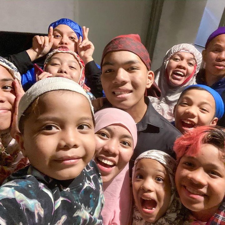 <p>Punya 11 anak tak membuat Halilintar Asmid dan Lenggogeni Faruk repot. Mereka selalu terlihat bahagia menikmati waktu bersama anak-anak. (Foto: Instagram @genhalilintar)</p>