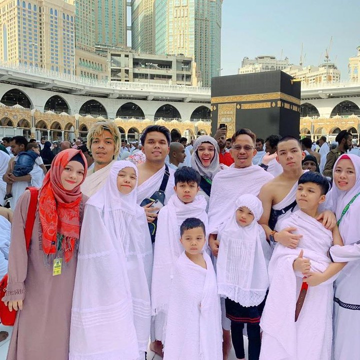<p>Pada 2019 lalu, keluarga Gen Halilintar merayakan Hari Raya Idul Fitri bersama di Mekkah, Arab Saudi. (Foto: Instagram @genhalilintar)</p>