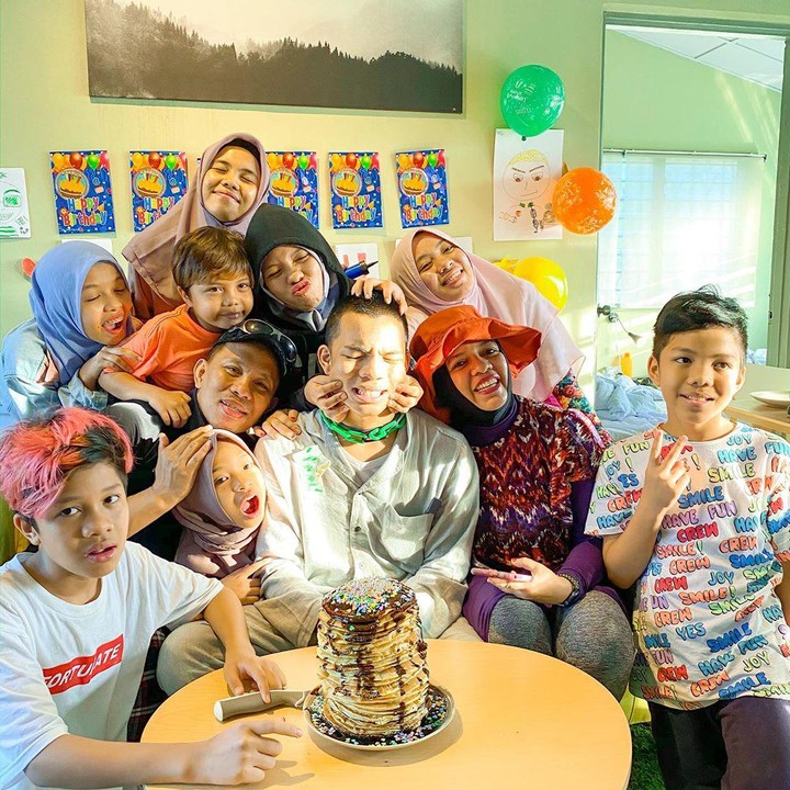 <p>Gen Halilintar adalah julukan keluarga besar pasangan Halilintar Asmid dan Lenggogeni Faruk. Pasangan ini memiliki 11 orang anak, Bunda. (Foto: Instagram @halilintarasmid)</p>