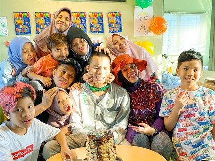 Ibu-ibu Penyebar Isu Gen Halilintar Langgar Prokes di Malaysia Minta Maaf