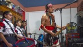 FOTO: Melestarikan Budaya Leluhur Lewat Musik Punk Los Cogelones merupakan salah satu band punk asal Meksiko yang melestarikan budaya leluhur dengan memadukan musik modern dan nuansa tradisional suku Aztec.