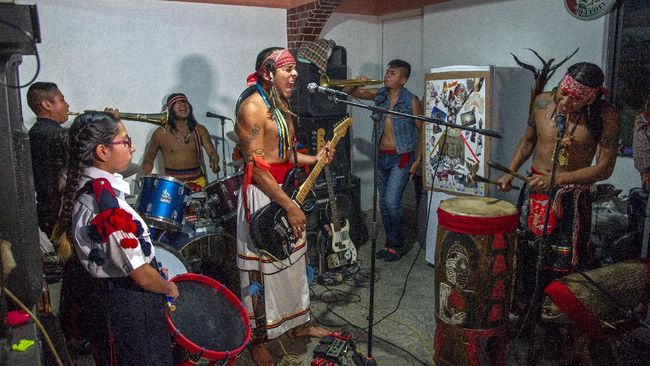 FOTO: Melestarikan Budaya Leluhur Lewat Musik Punk