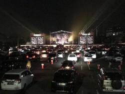 Wajah-wajah Semringah Artis Nonton Konser Drive-in