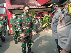 KSAD-Wakapolri Jenguk Korban Penyerangan Polsek Ciracas di RS Polri