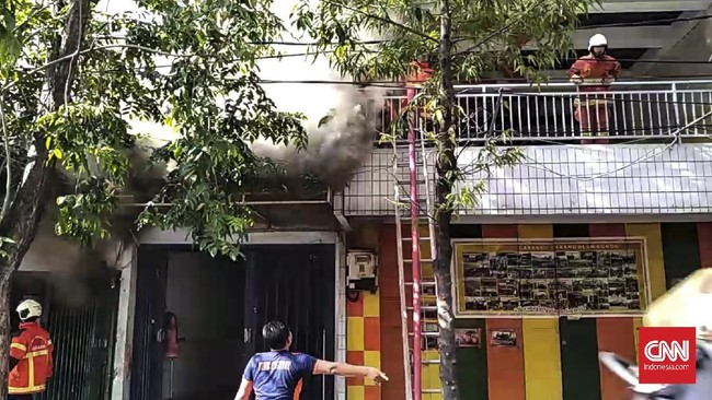 Kebakaran terjadi di sebuah toko elektronik di Jalan Kranggan, sekitar kawasan Pasar Blauran, Surabaya, Minggu (30/8). Lima orang dikabarkan meninggal dunia.